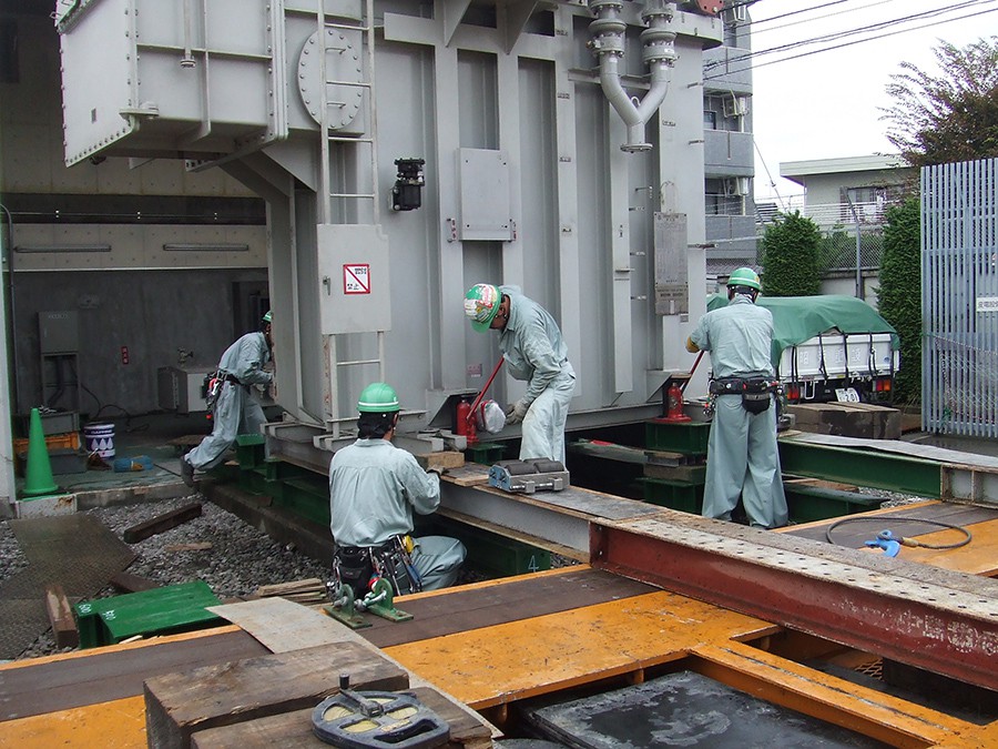 変電機器(変圧器・盤他)等重量物及び精密機械の据付撤去作業